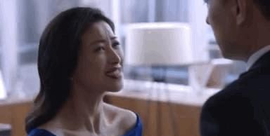 《精英律师》中，面对父亲的无理取闹，为什么栗娜一次次拒绝罗槟的协助？