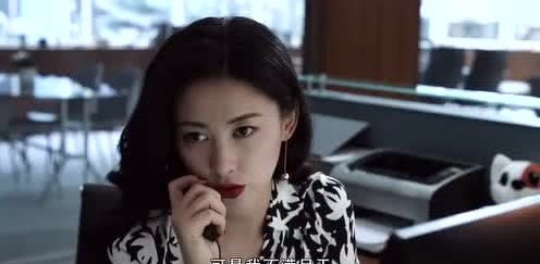 《精英律师》中，面对父亲的无理取闹，为什么栗娜一次次拒绝罗槟的协助？