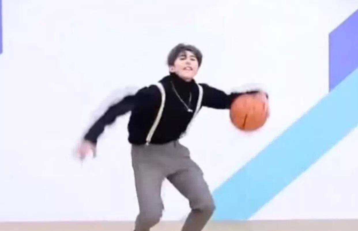 广东主场大屏幕播放蔡徐坤打球视频，现场球迷也跟着模仿，他们会收到律师函吗？ - 宋马